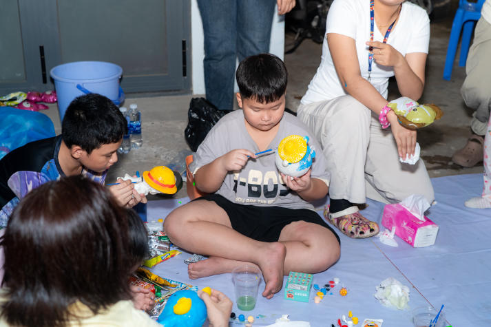 Sinh viên Khoa Thú y và hành trình thắp sáng “Vầng trăng tuổi thơ” 2025 126