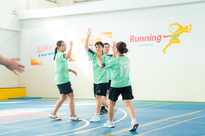 [Hội thao CB-GV-NV HUTECH 2025]: TT.TVTS-TT.TrT-TT.Mar-PTTH, P.ĐT-P.KT-TT.DHS bảo vệ thành công ngôi vương Bóng chuyền nam, nữ 100