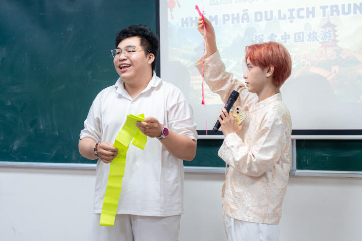 Hóa thân thành hướng dẫn viên du lịch, sinh viên Trung Quốc học rèn tiếng Trung chuyên ngành 47