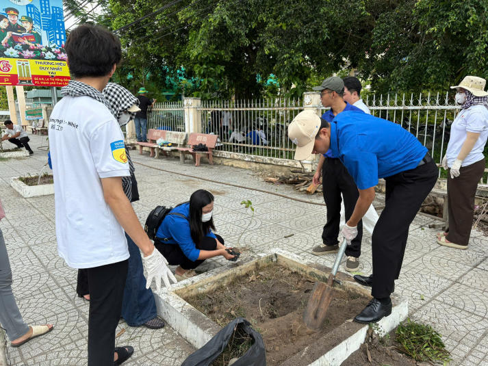 Hành trình tuổi trẻ HUTECH gieo yêu thương, nâng bước em đến lớp 90