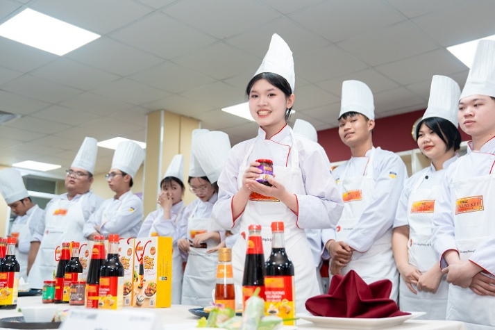 Bếp trưởng 5 sao đứng lớp, sinh viên Quản trị nhà hàng học nghề từ căn bếp thật 39