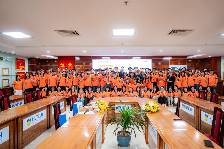 [Video] Á vương Mr World 2024 và MC Vũ Mạnh Cường truyền bí quyết nói trước công chúng cho tân sinh viên HUTECH 79