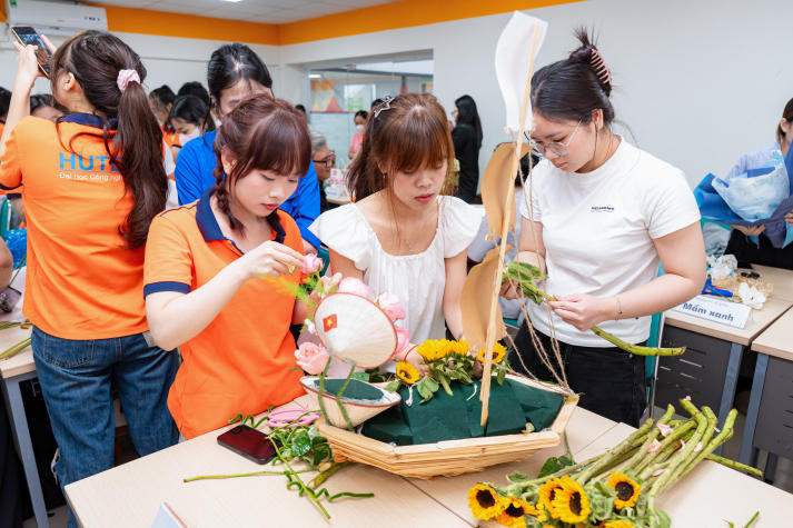 [Ảnh] Tri ân người lái đò: Hoa thay lời cảm mến của sinh viên Trung Quốc học trong ngày Nhà giáo Việt Nam 27