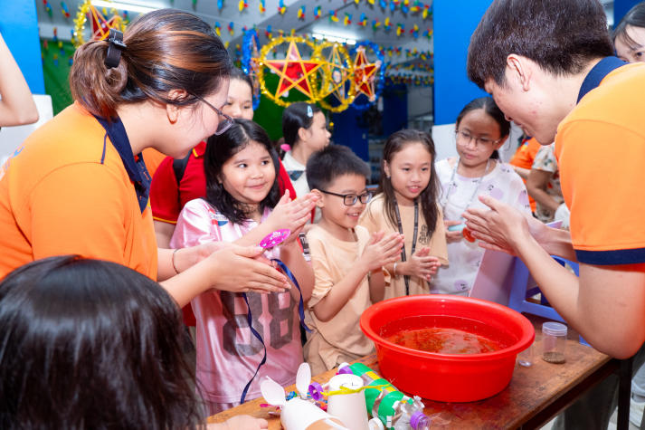 Sinh viên Khoa Thẩm mỹ và Khoa học sự sống tự tay đem “vầng trăng yêu thương” đến thiếu nhi phường Xóm Chiếu 37