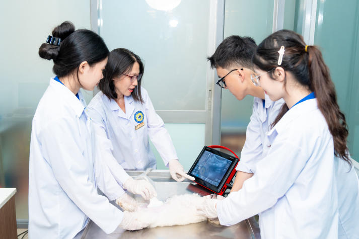 HUTECH tiên phong đào tạo chuyên ngành Chăm sóc thẩm mỹ thú cưng tại Việt Nam 90