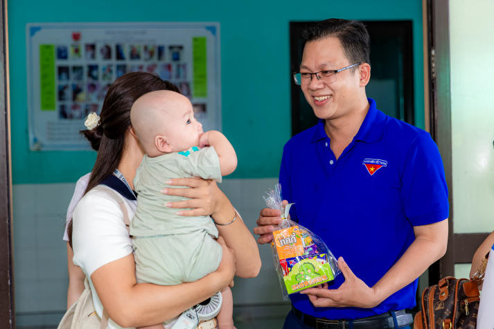 Doanh nhân, cựu sinh viên HUTECH trao yêu thương đến 55 em nhỏ tại Mái ấm An Lạc 76