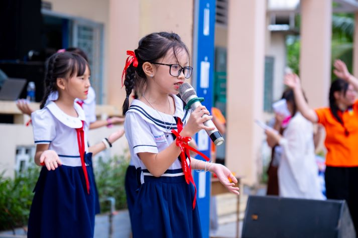 Sinh viên Marketing - Kinh doanh quốc tế viết nên mùa trăng sẻ chia tại Tây Ninh 62