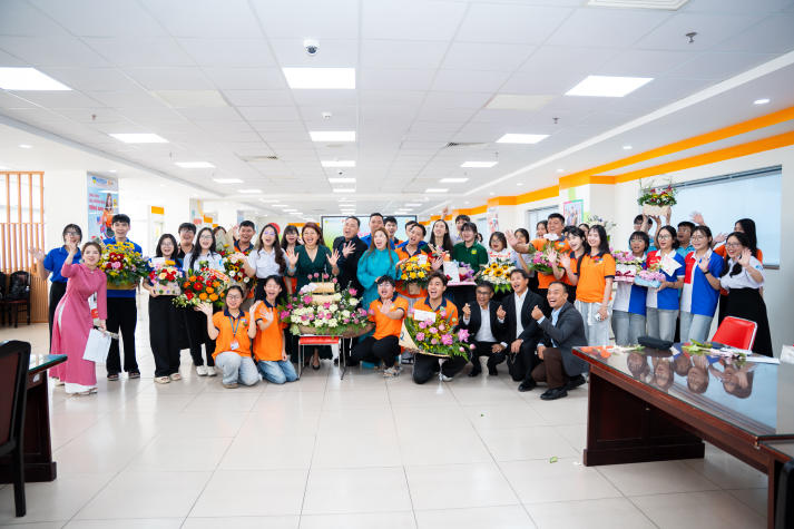 [Ảnh] Khoảnh khắc đẹp tại cuộc thi cắm hoa 20/11: Sinh viên HUTECH gửi trọn yêu thương đến các nhà giáo 102