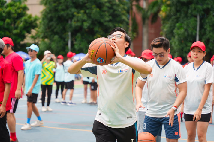 [Video] Sôi động, gắn kết và bùng nổ tại Hội thao Cán bộ - Giảng viên - Nhân viên HUTECH 2025 258