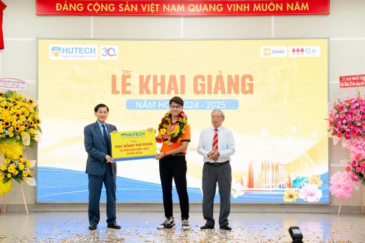 [Video] Tân sinh viên ngành Ngôn ngữ Hàn Trần Quang Tiến: Từ học sinh "3 không" đến thủ khoa đầu vào HUTECH 2024 50