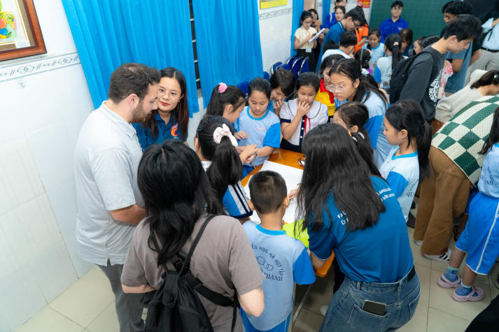Sinh viên HUTECH và UIUC mang làn gió giao lưu quốc tế đến Trường Tiểu học Hà Huy Tập 50