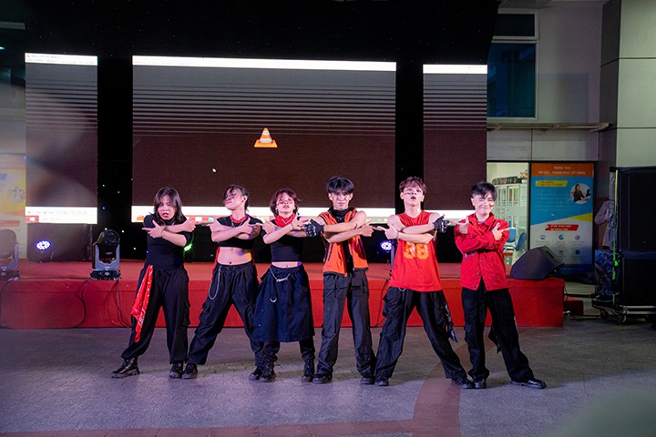 Sinh viên rủ nhau “vi vu” xứ sở kim chi ngay tại HUTECH trong Lễ hội Văn hóa Hàn Quốc 2023 163