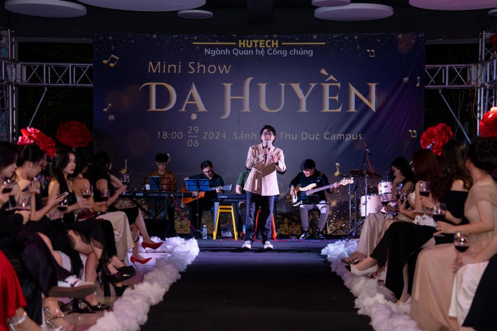 Sinh viên Quan hệ công chúng trình làng các video phóng sự và tỏa sáng tại Đêm tiệc "Dạ Huyền" 183