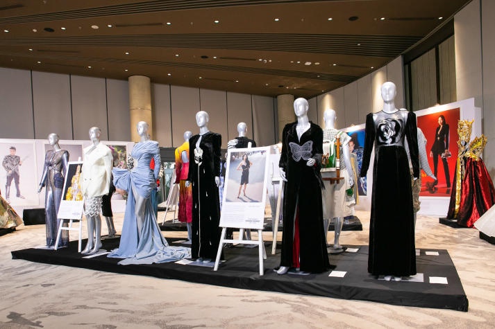 Dự triển lãm Vietnam’s Fashion Journey 2000-2023, sinh viên Thiết kế thời trang chiêm ngưỡng loạt “tạo tác” của các NTK đình đám 40