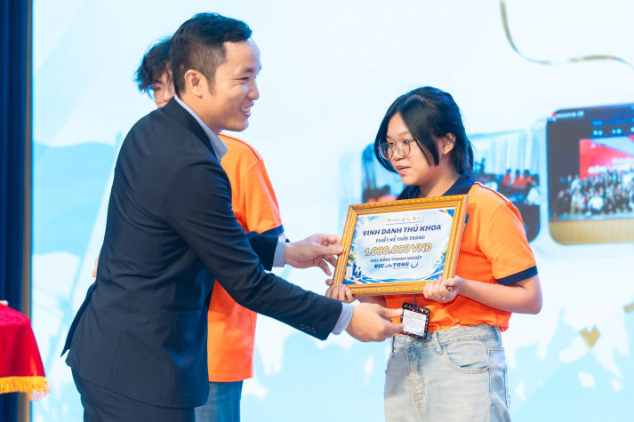 Tân sinh viên Khoa Truyền thông - Thiết kế bắt nhịp hành trình đại học 93