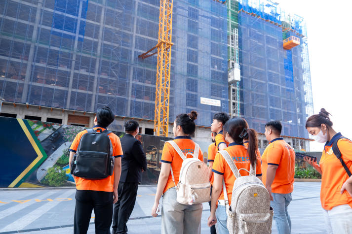 Sinh viên ngành Quản lý tài nguyên và môi trường trải nghiệm thực tế mô hình kiến trúc - xây dựng - môi trường tại BCONS 37