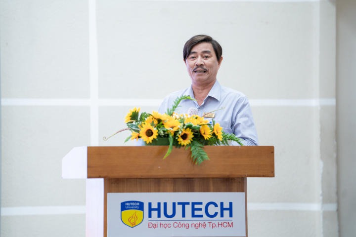 TS. Lê Văn Tuyên đã giới thiệu về chương trình đào tạo tại Khoa Tiếng Anh cho các bạn tân sinh viên