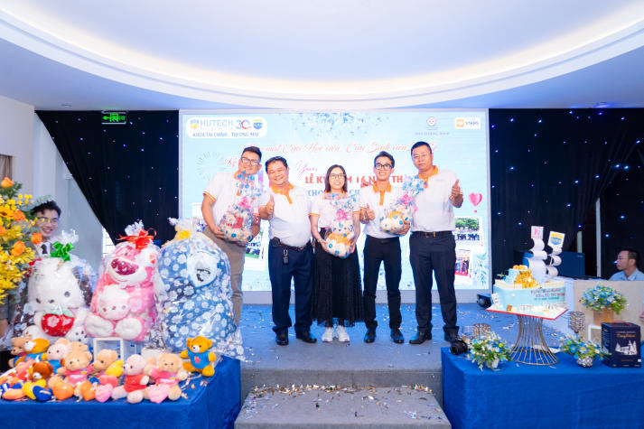 Khoa Tài chính - Thương mại kỷ niệm 16 năm thành lập với nhiều dấu ấn tự hào 86