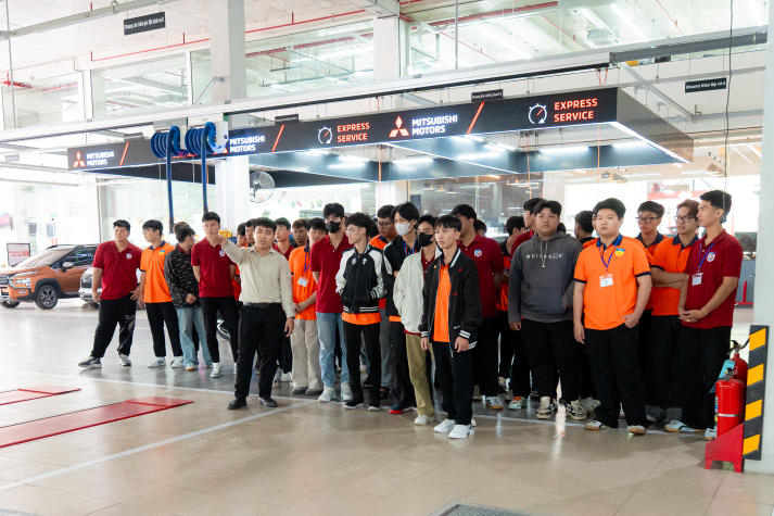 Sinh viên Công nghệ kỹ thuật ô tô tìm hiểu quy trình dịch vụ - kỹ thuật tại Moveo New City 24