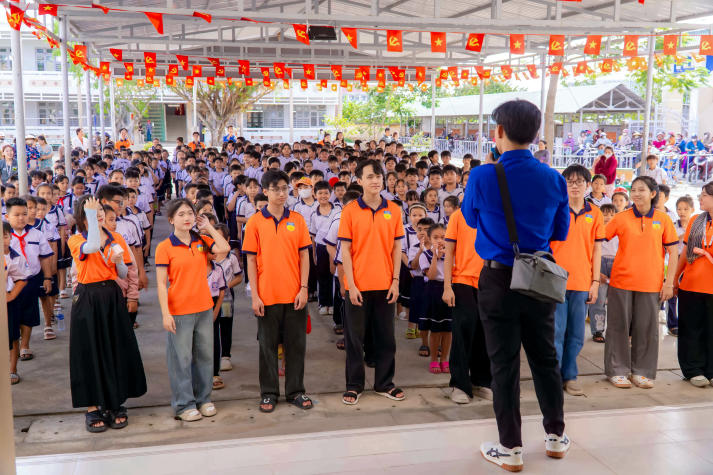 Sinh viên Khoa Marketing - Kinh doanh quốc tế mang “Ngàn điều trăng nói” đến với thiếu nhi Vĩnh Long 43