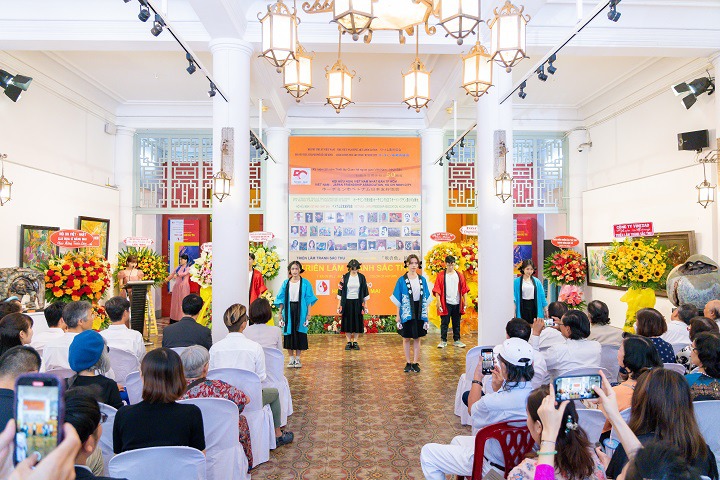 Sinh viên Khoa Nhật Bản học HUTECH tham dự triển lãm tranh "Sắc Thu" kỷ niệm 50 năm thiết lập quan hệ ngoại giao Việt - Nhật 37