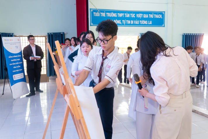 Sinh viên Tâm lý học lan tỏa thông điệp sức khỏe tinh thần đến học sinh THPT Tân Túc 37