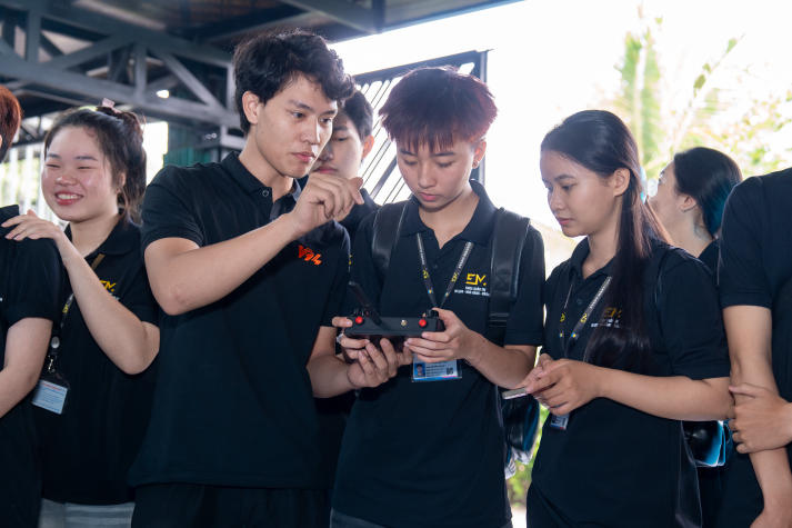 Sinh viên Quản trị sự kiện “đột nhập” hậu trường sản xuất tại Công ty TNHH TM&DV V-94 74