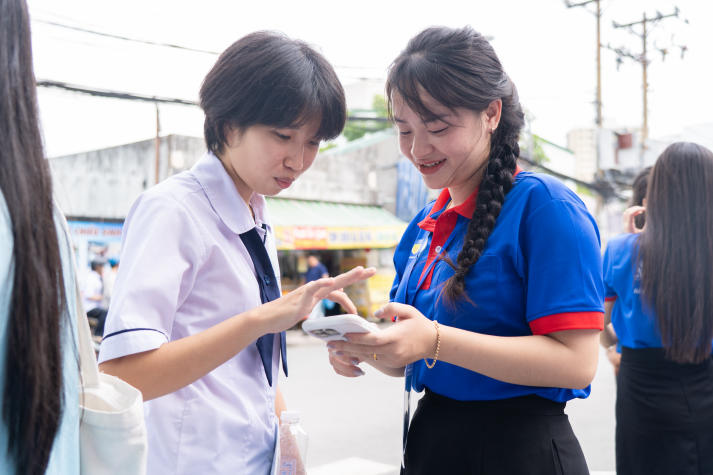 Tuổi trẻ HUTECH tiếp sức sĩ tử 2k8 trong ngày thi tốt nghiệp THPT 2026 29
