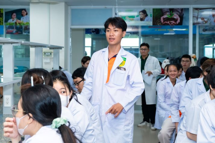 Sinh viên Công nghệ sinh học nâng cao trải nghiệm thực tế công nghệ sinh học phân tử 50