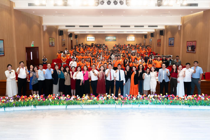 Khoa Quản trị kinh doanh mở “bản đồ nghề nghiệp” cho sinh viên K25 100