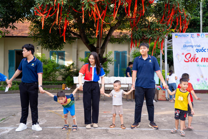 Lan tỏa yêu thương ngày 01/6, sinh viên HUTECH mang niềm vui đến trẻ em Làng Thiếu niên Thủ Đức 60