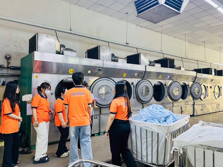 “Check-in” Công ty CP May Việt Thắng, sinh viên Khoa Kiến trúc - Mỹ thuật học hỏi công nghệ sản xuất thời trang 32