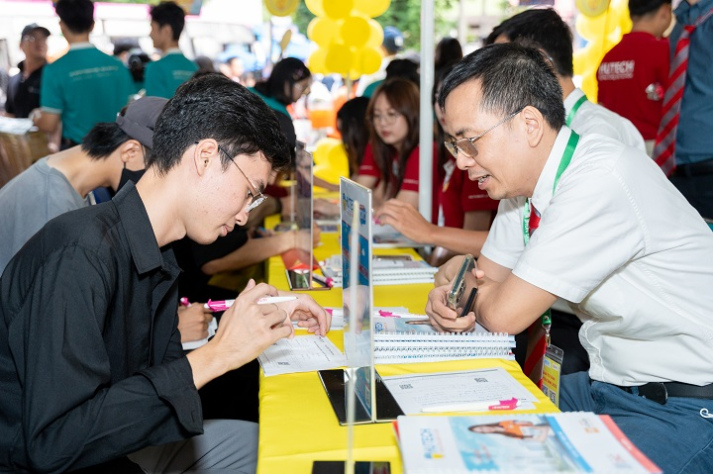HUTECH khoe sắc vàng tươi tại Ngày hội tư vấn tuyển sinh - hướng nghiệp 2025 74