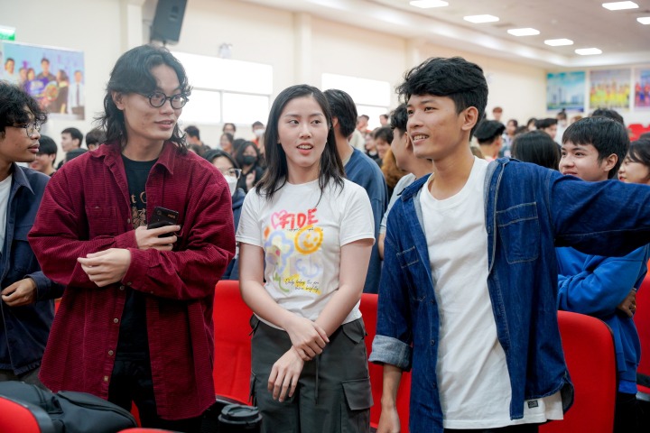 [Video] Sinh viên Khoa Truyền thông & Thiết kế HUTECH tìm hiểu kỹ thuật và chỉ đạo diễn xuất trong phim cùng đạo diễn Kathy Uyên 33