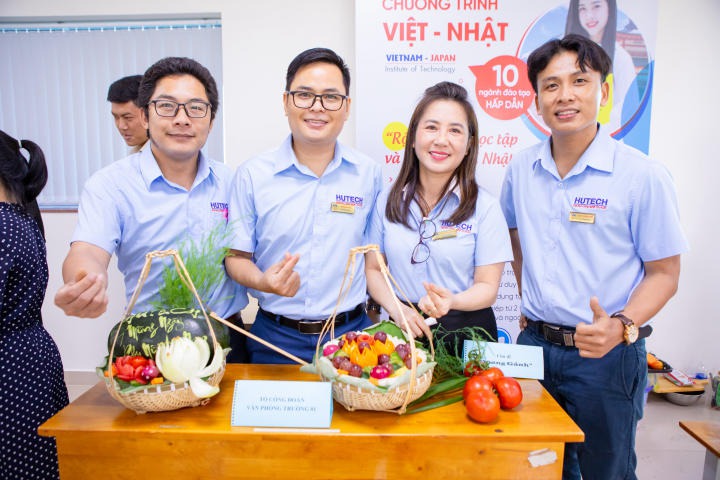 [Video] Cán bộ - Giảng viên - Nhân viên HUTECH tranh tài cắt tỉa rau, củ, quả chào mừng ngày Phụ nữ Việt Nam 20/10 120