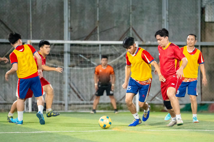 [Hội thao CB-GV-NV HUTECH 2025]: Bóng đá nam xác định hai đội tranh ngôi vô địch 89