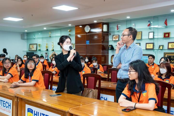 Gen Z HUTECH tìm hiểu “Chuyện đi học” 76