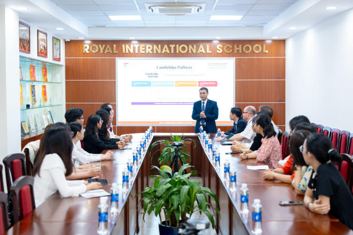 Học viên cao học HUTECH khám phá cơ hội nghề nghiệp và phương pháp giảng dạy quốc tế tại Royal School 22