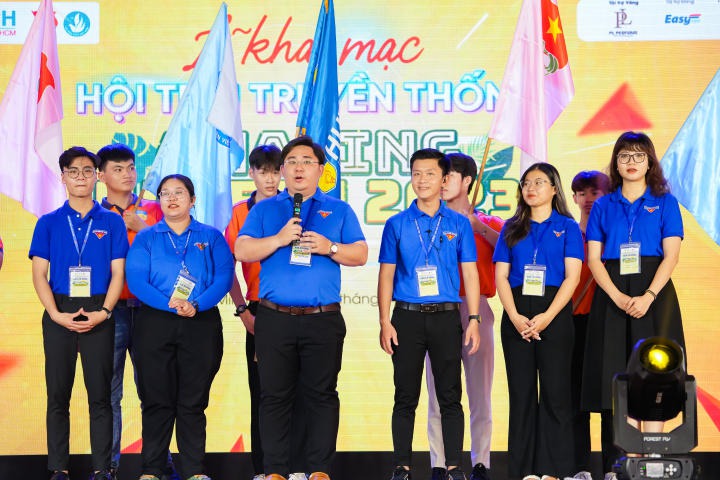 Hội trại AMAZING HUTECH 2023 chính thức khai mạc, sinh viên bật mood “chơi hết sức, quẩy hết mình” 157