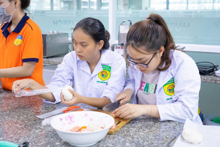 Sinh viên ngành Viện Khoa học Ứng dụng HUTECH trổ tài làm pizza mừng ngày Phụ nữ Việt Nam 28