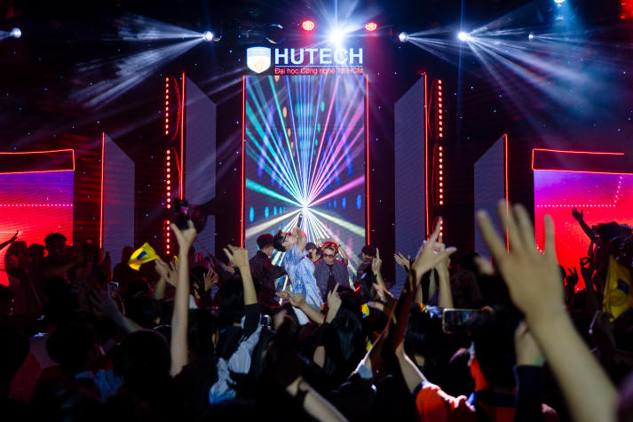 [Video] Đêm Gala Chào đón tân sinh viên HUTECH: Khi ngọn lửa đam mê được truyền từ những người dám ước mơ 119