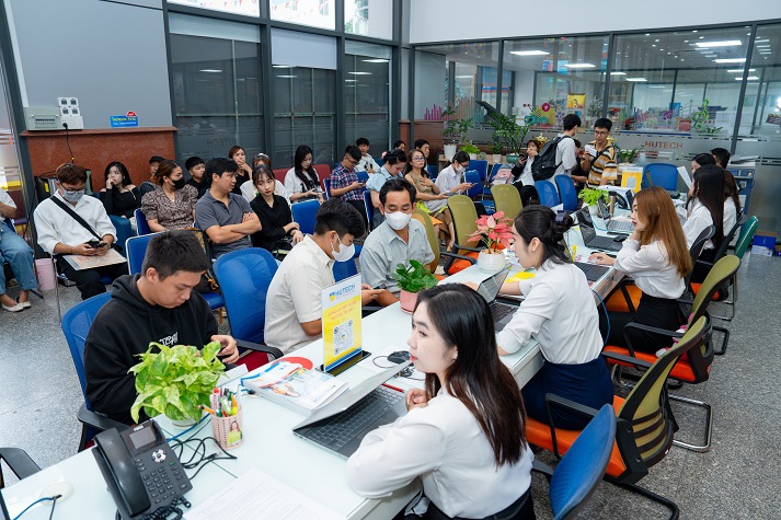 [Video] Đông đảo thí sinh, phụ huynh đến HUTECH nhập học từ tờ mờ sáng ngày đầu tiên 35