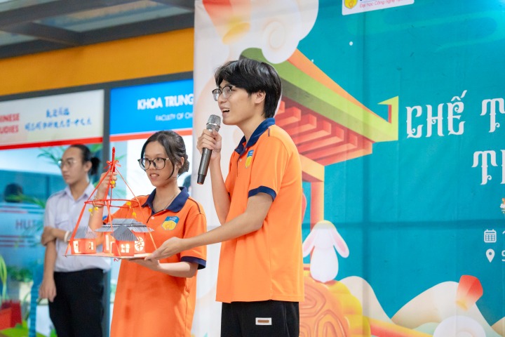 胡志明市科技大學中文系學生展示製作燈籠的技藝， 並將製作好的燈籠贈送給了祝慈孤兒院的小朋友們 107