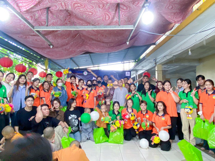 Đội Thanh niên xung kích Khoa Tài chính - Thương mại mang Trung thu ấm áp đến các em nhỏ chùa Từ Hạnh 33