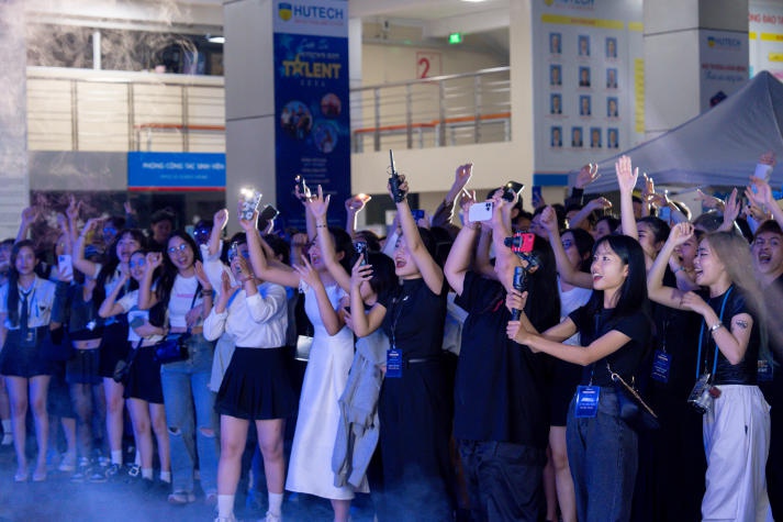 [Video] Sinh viên HUTECH tự tay tổ chức sự kiện Countdown hoành tráng 87