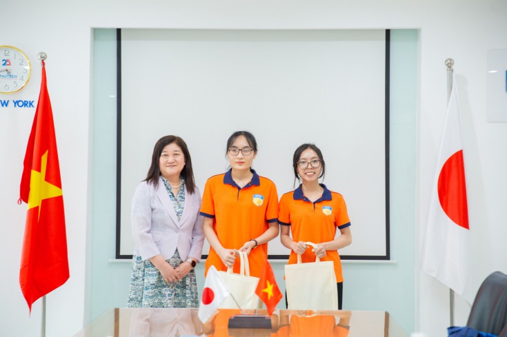 Đoàn làm việc của Trường Đại học Ibaraki Christian cũng tham quan lớp học và gặp gỡ chúc mừng hai sinh viên nhận học bổng trao đổi du học HUTECH 2