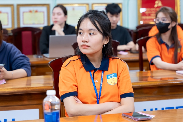 [Ảnh] Sinh viên Khoa Marketing - Kinh doanh quốc tế khám phá tiềm năng AI trong kỷ nguyên số 20