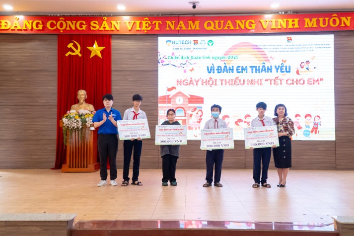 [Ảnh] Khoa Tài chính - Thương mại đồng hành cùng "Tết cho em 2025": Trao niềm vui, nhận yêu thương 29