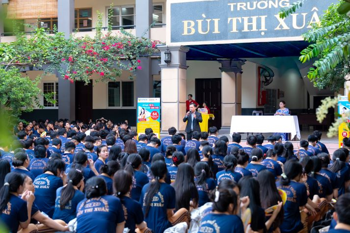 14 suất học bổng toàn khóa HUTECH tiếp sức teen Bùi Thị Xuân chạm gần giấc mơ đại học 93