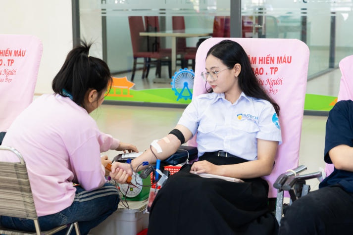 Cùng sinh viên HUTECH “Trao giọt hồng - Gửi yêu thương” tại Ngày hội Hiến máu tình nguyện 52